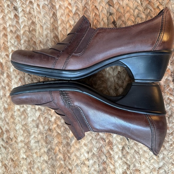 Clark’s Size 10 Partridge Brown Slip On Heeled Loafers - Picture 5 of 8